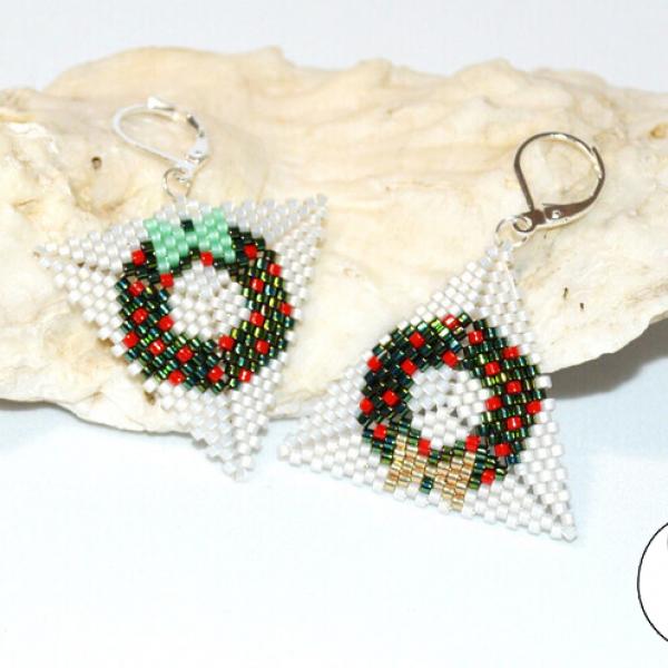 Wreath Triangle Pattern, Christmas themed triangle, Peyote triangle, Miyuki Delica beads